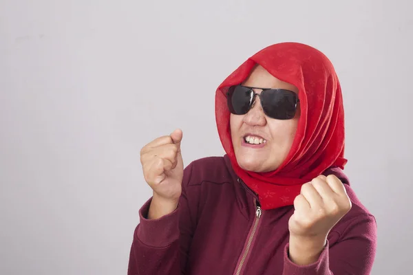赤いスーツとヒジャーブに黒サングラスをかけてアジアのイスラム教徒の女性の肖像画は 怒って叫んでジェスチャーを示しています — ストック写真