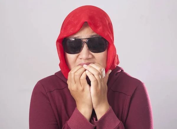 Portret Van Aziatische Islamitische Dame Draagt Zwarte Zonnebril Rood Pak — Stockfoto