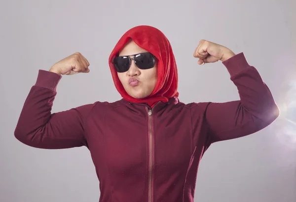 Porträtt Asiatiska Muslimska Damen Bär Svarta Solglasögon Röd Kostym Och — Stockfoto