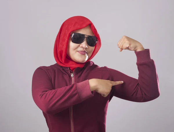 Retrato Mujer Musulmana Asiática Con Gafas Sol Negras Traje Rojo —  Fotos de Stock