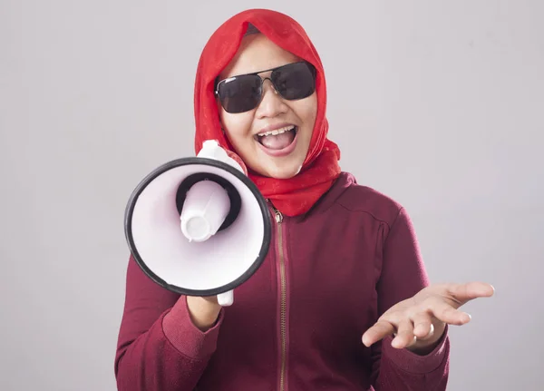 Porträt Einer Asiatischen Muslimischen Frau Die Mit Megafon Etwas Anruft — Stockfoto