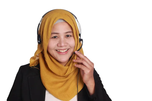 Retrato Una Hermosa Joven Musulmana Usando Hijab Consultor Operador Centro —  Fotos de Stock