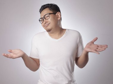 Komik genç omuz silkme omuz, Asya adam mutsuz yüz, gösterilen her ikisi onun avuç içi ile bakan açık, bilmiyorum, Red veya jest inkar gösterilen portresi