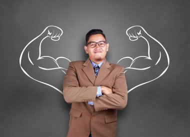 İş güç kavramı. Arkasında çizilmiş güçlü güçlü silah ile gülümseyen genç Asya iş adamı. İç güç yetkilisi