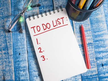 Yapılacaklar listesi, iş programı için motivasyon ilham verici tırnak, kelime tipografi üstten görünüm yazı kavramı