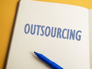 Kavram yazı tipografi dış kaynak, iş motivasyonel ilham verici tırnak, kelime