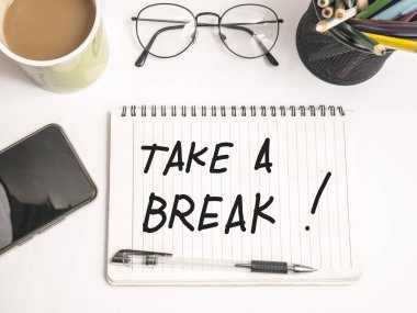 Al biraz, iş motivasyonel ilham tırnak, kelime tipografi üstten görünüm yazı kavramı