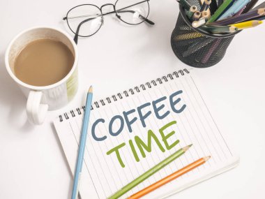 Kahve saati, mola zamanı, iş motivasyonel ilham verici tırnak, tipografi üstten görünüm kavramı harflerle kelimeler