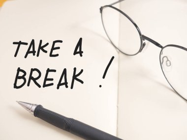 Al biraz, iş motivasyonel ilham tırnak, kelime tipografi üstten görünüm yazı kavramı