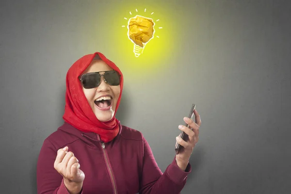 アイデア創造と革新の象徴で作られた明るい電球ランプと幸せ笑顔成功の美しいアジア イスラム教徒の女性の肖像画 — ストック写真