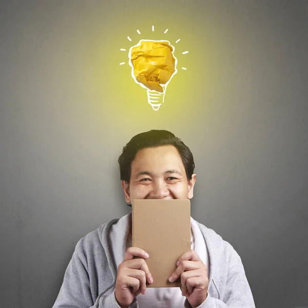 明るい電球ランプを紙 アイデアと革新の象徴の幸せ笑顔成功したハンサムなアジア男の肖像 — ストック写真