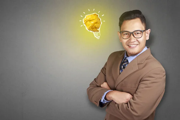 Portrait Bel Homme Asiatique Qui Sourit Heureux Avec Une Lampe — Photo