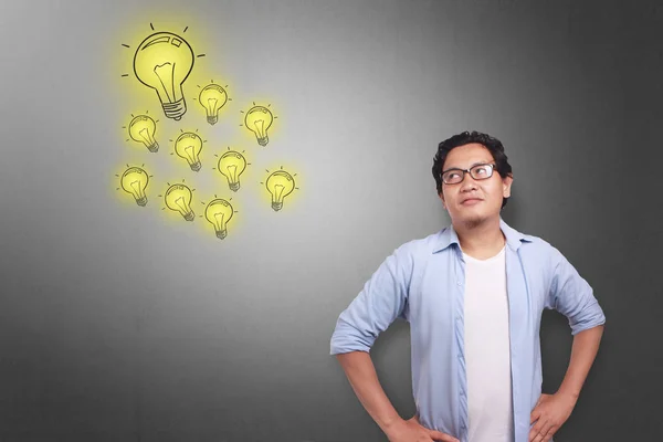 アジア人の男性が考えていて良いアイデア 概念を描く明るい電球を笑顔の肖像画 — ストック写真