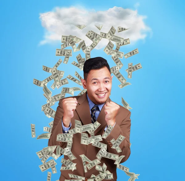 お金の雨の下で幸せそうに笑って幸せな億万長者の成功した若いアジア人の肖像画 富投資経済概念 — ストック写真