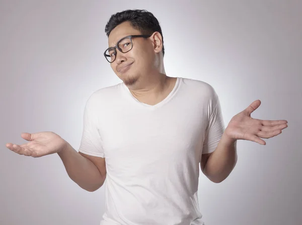 Komik Genç Omuz Silkme Omuz Asya Adam Mutsuz Yüz Gösterilen — Stok fotoğraf