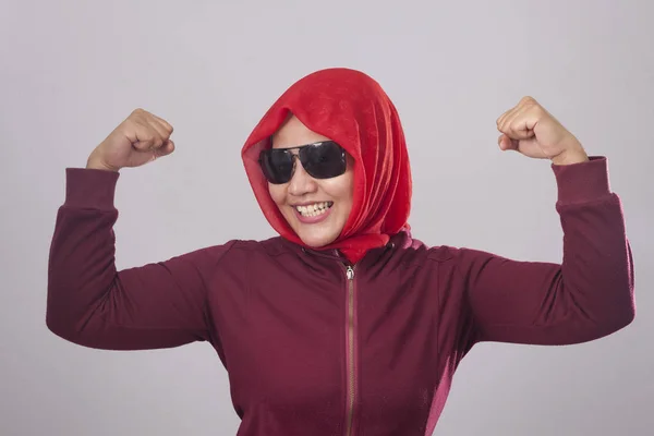 Retrato Mujer Musulmana Asiática Con Gafas Sol Negras Traje Rojo —  Fotos de Stock