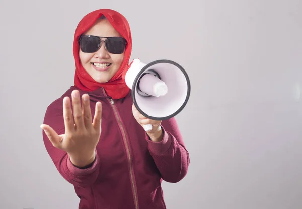 Portrait Asian Muslim Woman Calling Offer Something Megaphone Advertising Marketing — Stok Foto