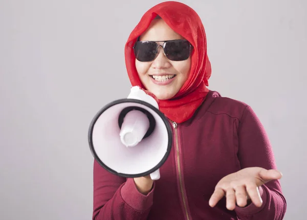Porträt Einer Asiatischen Muslimischen Frau Die Mit Megafon Etwas Anruft — Stockfoto