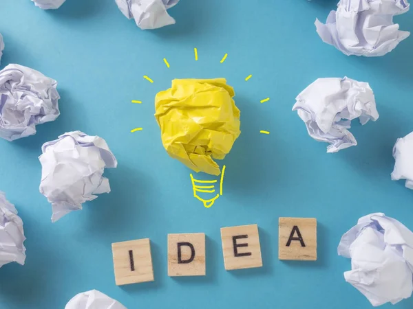 Ideenlampe Aus Papier Auf Blauem Hintergrund Problem Und Lösungskonzept — Stockfoto