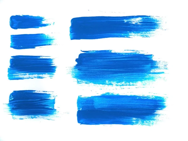 Beyaz arka plan üzerinde soyut sanat kavramı izole mavi akrilik boya kontur