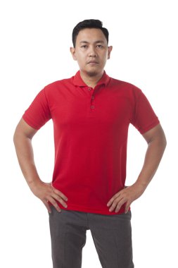 Boş yakalı gömlek şablonu, önden görünüm, Asya erkek model beyaz izole düz kırmızı t-shirt giyen kadar sahte. Polo tişört tasarım mockup tanıtımı için yazdırma.