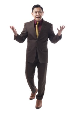 Genç işadamı giyen takım hayal kırıklığına jest. Beyaz izole. Tam vücut portre