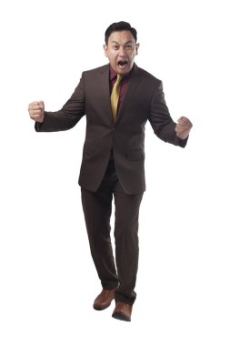 Takım elbise kızgın ifade giyen genç iş adamı. Beyaz izole. Tam vücut portre