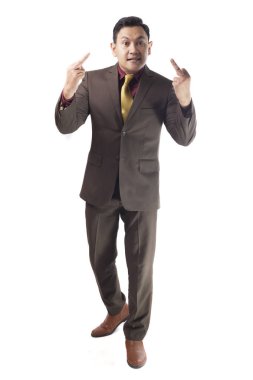 Küçük Asya Orta parmak hareketi, işadamı giyen kahverengi resmi takım gösterir ile kötü haber, alaycı kızgın yüzü çatık tam vücut portre üzerinde beyaz izole