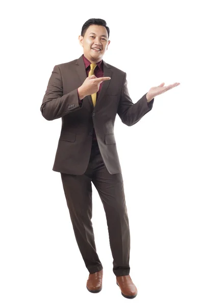 Junger Asiatischer Geschäftsmann Braunen Anzug Lächelnd Und Etwas Zur Seite — Stockfoto