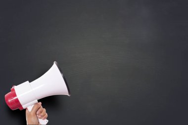 Megafon agains blackboard kopya alanı, konsept pazarlama duyuru ile tutan el
