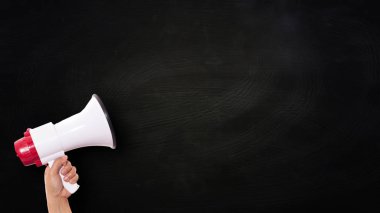 Megafon agains blackboard kopya alanı, konsept pazarlama duyuru ile tutan el