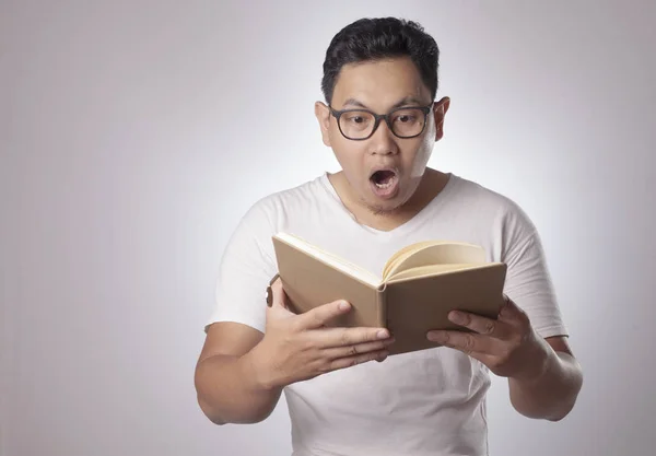 Retrato Hombre Asiático Camisa Blanca Casual Sorprendido Feliz Leer Libro — Foto de Stock