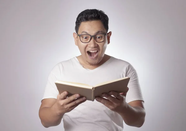 Retrato Hombre Asiático Camisa Blanca Casual Sorprendido Feliz Leer Libro — Foto de Stock