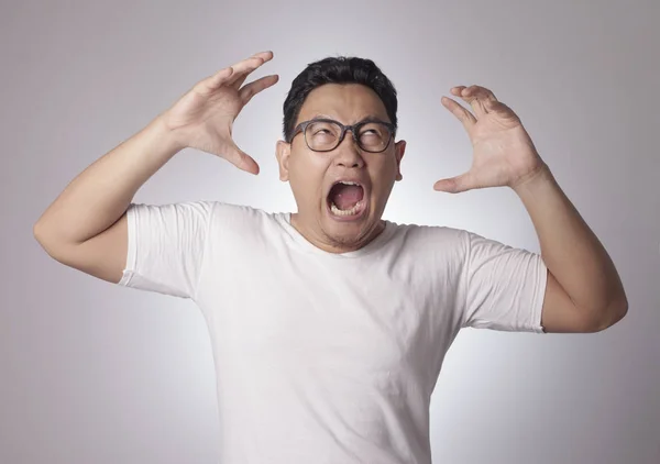 Junger Asiatischer Mann Weißem Hemd Der Vor Wut Schreit Hintergrund — Stockfoto