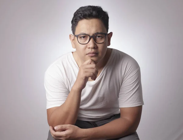 Retrato Joven Asiático Con Camisa Blanca Casual Mirando Cámara Con — Foto de Stock