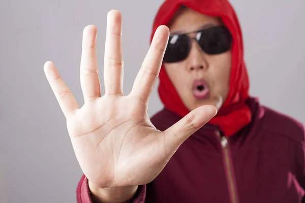 Kırmızı Takım Elbise Hijab Siyah Güneş Gözlüğü Takıyor Müslüman Kadın — Stok fotoğraf
