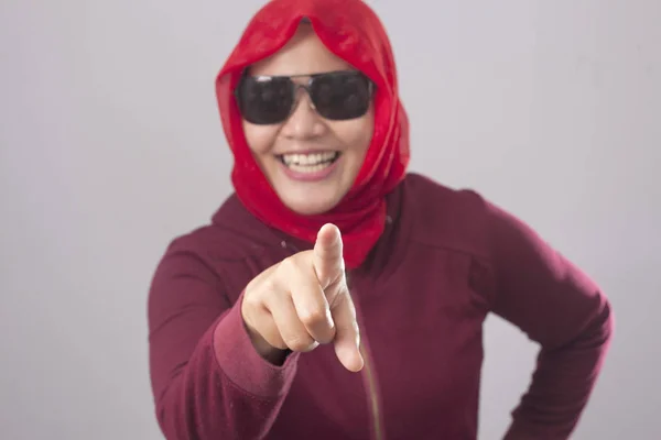 赤いスーツとヒジャーブするを選択した場合 カメラの前方を指す黒いサングラスをかけているアジアのイスラム教徒の女性の肖像画のジェスチャー 概念の雇用事業募集 — ストック写真