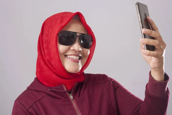 Portret Van Islamitische Dame Draagt Zwarte Zonnebril Rood Pak Hijab — Stockfoto