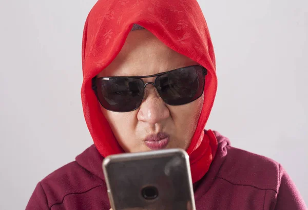 Портрет Мусульманки Черных Солнцезащитных Очках Красном Костюме Хиджабе Разговаривающей Телефону — стоковое фото