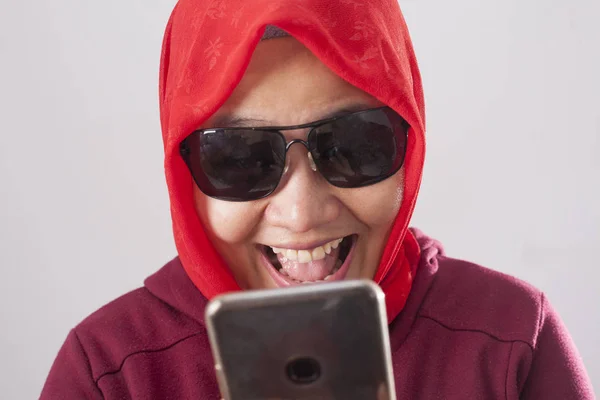 Retrato Una Joven Musulmana Asiática Con Gafas Sol Negras Traje —  Fotos de Stock