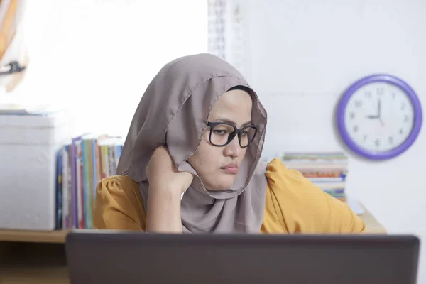Retrato Asiático Muçulmano Empresária Olhando Cansado Sonolento Preguiçoso Esperando Por — Fotografia de Stock