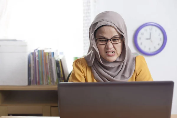 Πορτρέτο Της Ασίας Μουσουλμάνος Επιχειρηματίας Που Εργάζεται Φορητό Υπολογιστή Στο — Φωτογραφία Αρχείου