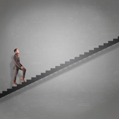 Başarı, gelecekteki başarı kavramı ulaşmak için yüksek merdiven tırmanmak merdiven üzerinde yürüyen Busnissman