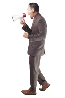 Megafon, öğretim, yan görünümü tam vücut portre üzerinde beyaz izole veren kızgın büyük patron ile kahverengi resmi takım Not giyen genç Asya iş adamı