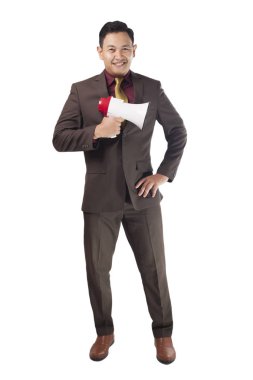 Megafon, tam vücut portre üzerinde beyaz izole tutan gurur genç güven Asya işadamı portresi