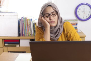 Asya Müslüman işkadını aşırı için yorgun ve uyku önünde onu laptop vasıl belgili tanımlık yazıhane, portre