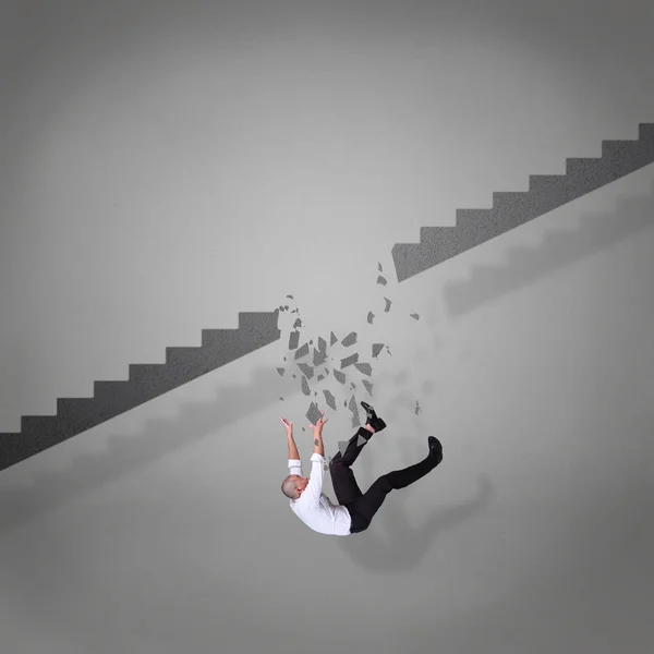 商人从破碎的楼梯上摔下来 商业观念中的失败危机 — 图库照片