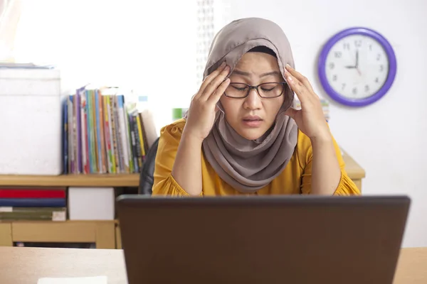 Retrato Mulher Negócios Muçulmana Asiática Trabalhando Laptop Escritório Cansado Gesto — Fotografia de Stock