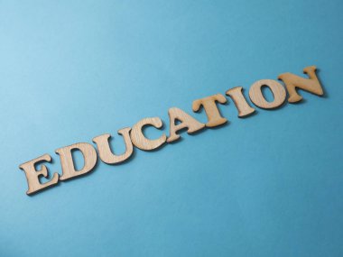 Eğitim, iş motivasyonel ilham verici tırnak, tipografi üstten görünüm kavramı harflerle kelimeler