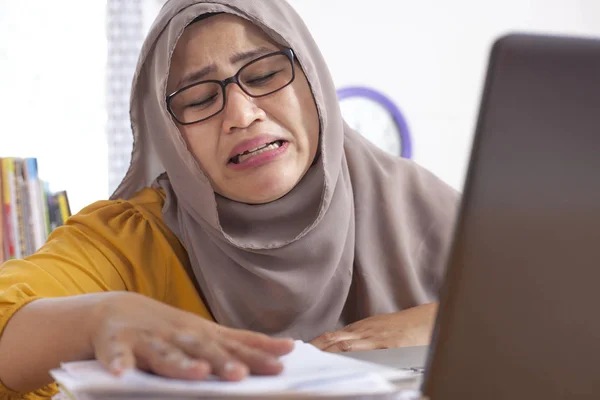 Retrato Mulher Negócios Muçulmana Asiática Cansada Estresse Doente Chocado Gesto — Fotografia de Stock